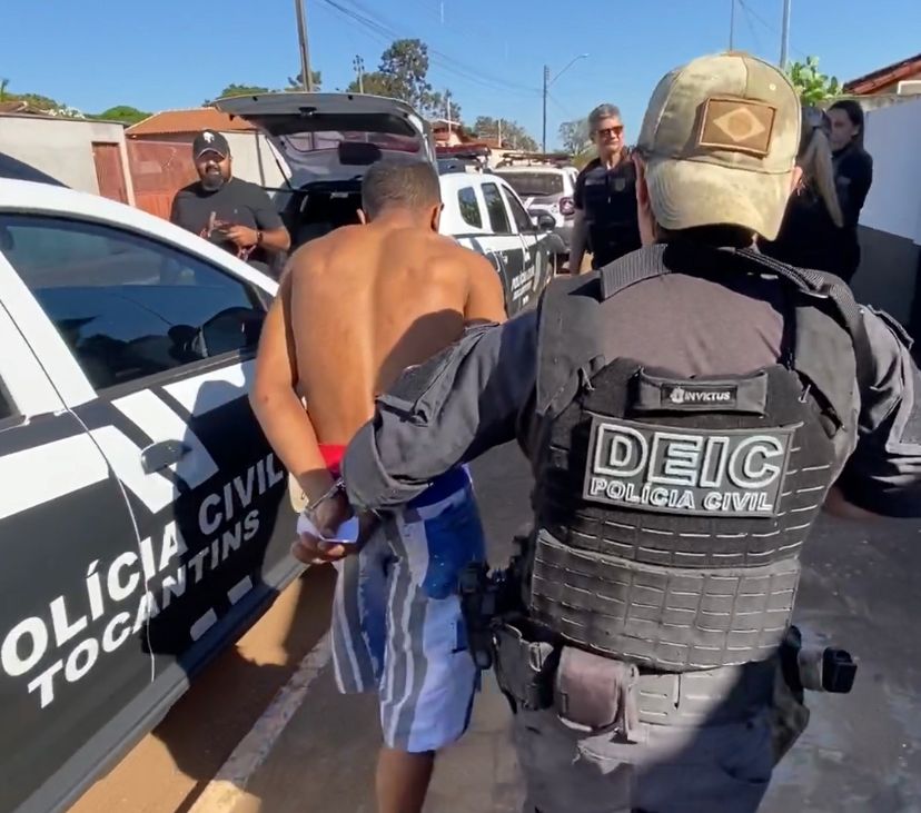 Homem sendo conduzido pela Polícia Civil após ser preso em Cariri – Foto: Divulgação / SSPTO