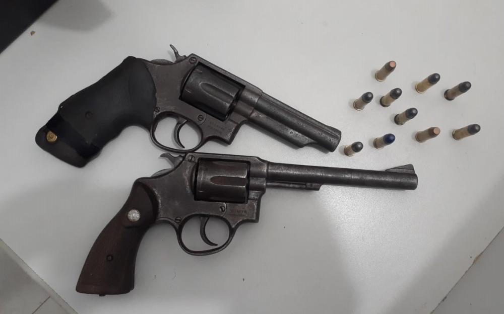Revólveres calibres 38 possivelmente empregados durante a ação criminosa em Almas – Foto: Divulgação / SSPTO