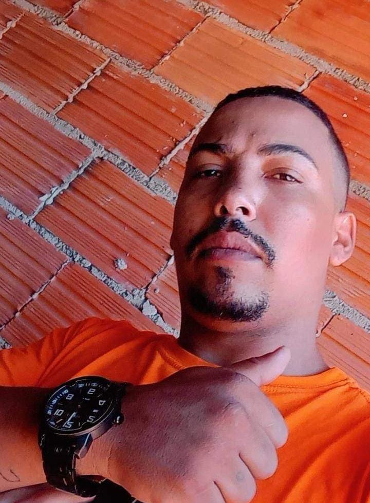 O suspeito identificado como Eduardo de Araújo Pinheiro, reagiu atirando contra os policiais, porém, foi alvejado e morreu – Foto: Perfil redes sociais