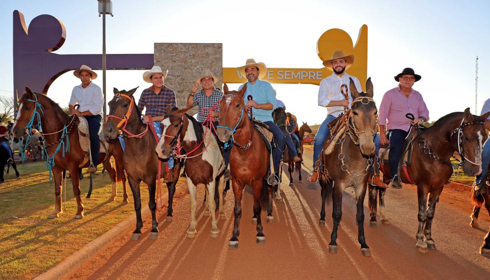 Governador Wanderlei Barbosa durante a cavalgada que marcou a abertura dos festejos de Nossa Senhora Aparecida – Foto: Esequias Araújo/Governo do Tocantins
