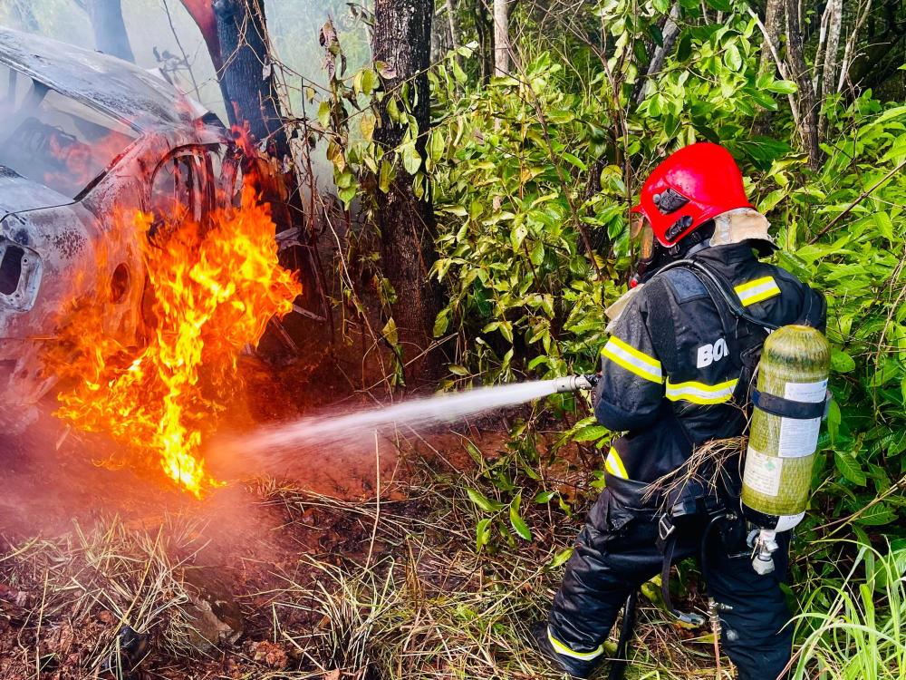 Carro pega fogo e vítimas morrem carbonizadas em Dianópolis, sudeste do Tocantins — Foto: Divulgação/Corpo de Bombeiros