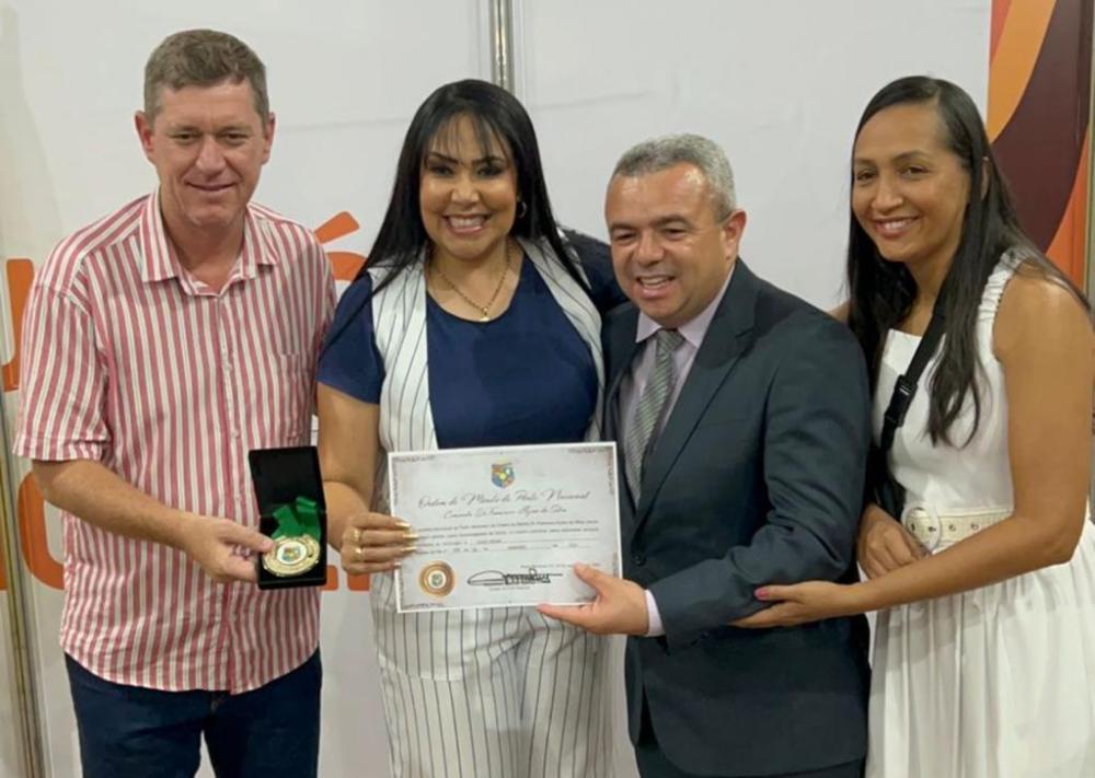 Professora Janad Valcari é homenageada com Comenda Dr. Francisco Ayres em Porto Nacional - Foto: Divulgação / Assessoria 