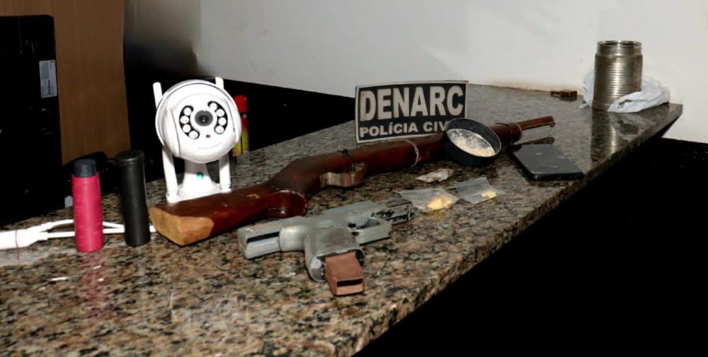 Armas e drogas apreendidas pela equipe da 1ª Denarc durante a operação - Foto: Ana Luiza Dias/Governo do Tocantins