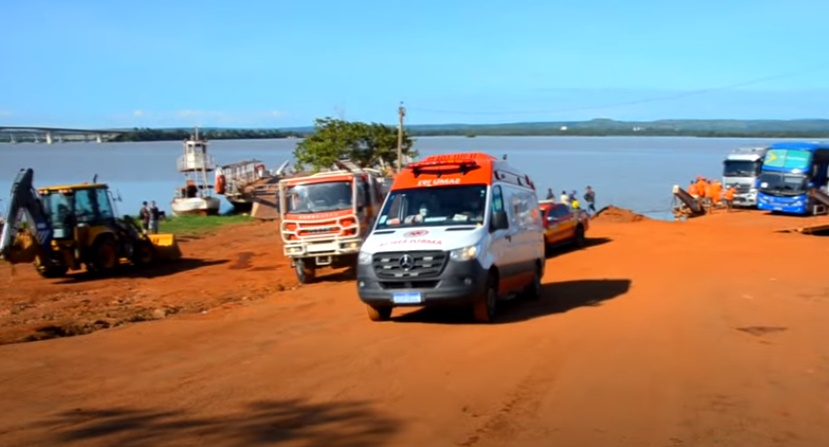 As vítimas foram socorridas pelos profissionais do Samu e militares do Corpo de Bombeiros Balsa ficou com estrutura bastante danificada — Foto: Rodrigo Alves / Jornal Porto Mídia