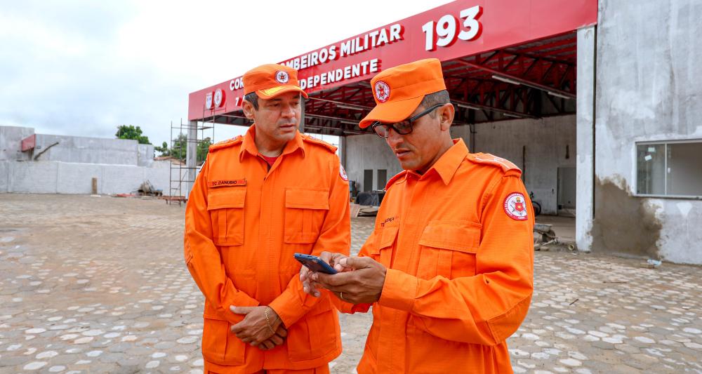  Tenente-coronel Danúbio, futuro comandante da 7ª Companhia de Bombeiro Militar, e o tenente Valença, futuro subcomandante-Foto: Luiz Henrique Machado/Governo do Tocantins