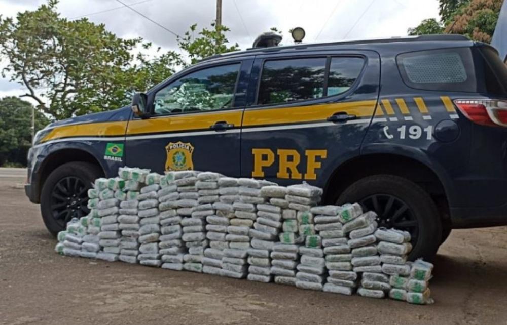 Droga estava escondida no fundo do compartimento de cargas de caminhão — Foto: Divulgação PRF