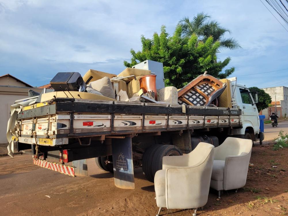 Com o apoio de um caminhão, a equipe policial procedeu a apreensão dos objetos furtados - Divulgação PCTO