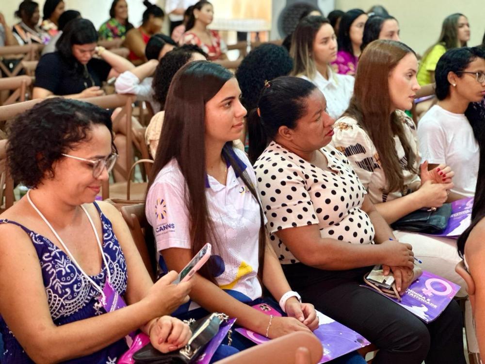 Capacitação de mulheres para ocupar espaços de poder e decisão