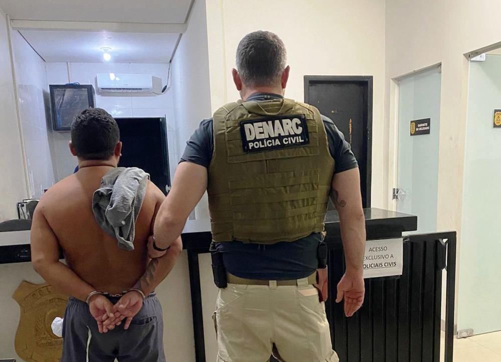 Após ser preso o individuo foi conduzido para a sede da 2ª Denarc onde foi dado cumprimento ao mandado de prisão – Foto: Divulgação / 2ª Denarc