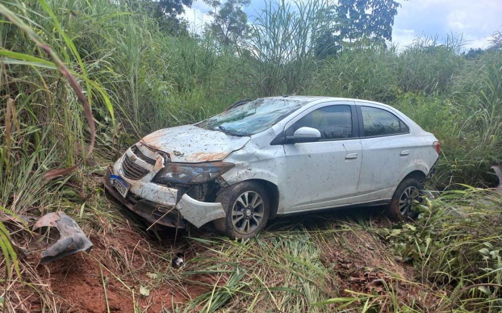 Suspeitos capotaram carro roubado de ex-policial — Foto: Divulgação/PCTO