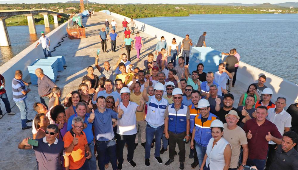 Governador Wanderlei Barbosa e equipe caminhando sobre a ponte durante a inspeção final antes da inauguração – Foto: Esequias Araujo/Governo do Tocantins