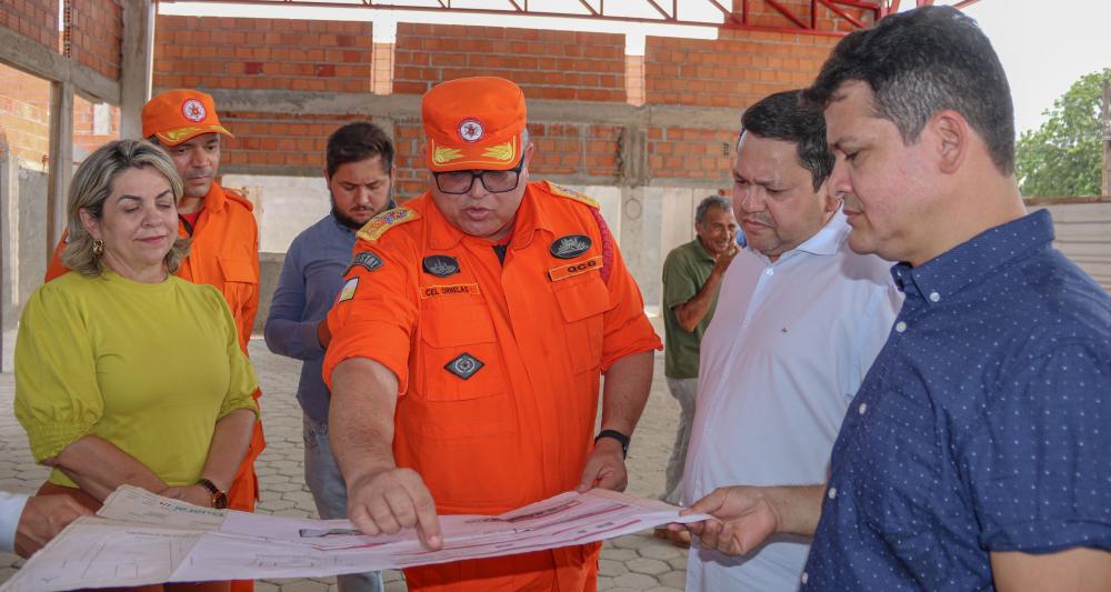  Tenente-coronel Danubio (Direita), futuro comandante da 7ª CIBM, apresenta detalhes da obra ao coronel Ornelas e à prefeita Fátima Coelho - Foto:Luiz Henrique Machado/Governo do Tocantins