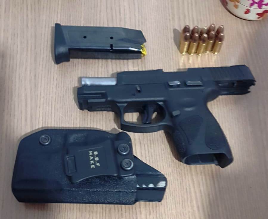 Pistola de uso restrito foi apreendida pela Polícia Civil em Gurupi.- Foto: DICOM SSP TO 