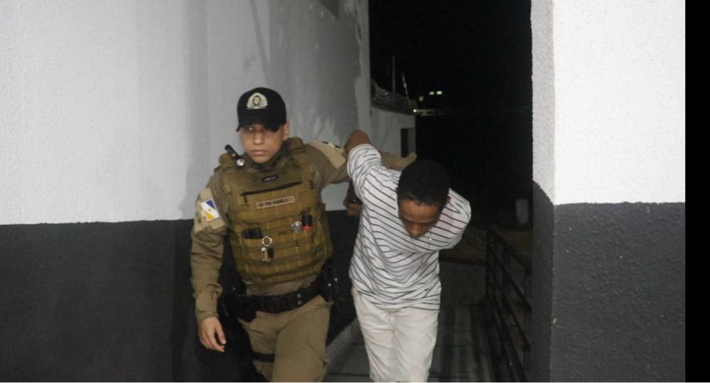 Naicon Vieira da Conceição foi autuado em flagrante pelo crime de porte ilegal de arma de fogo após ser preso pela PM – Foto: Alessandro Ferreira / Agência Tocantins