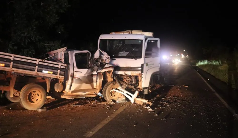 Com o impacto da batida, a caminhonete ficou com a frente destruída – Foto: Alessandro Ferreira / Agência Tocantins