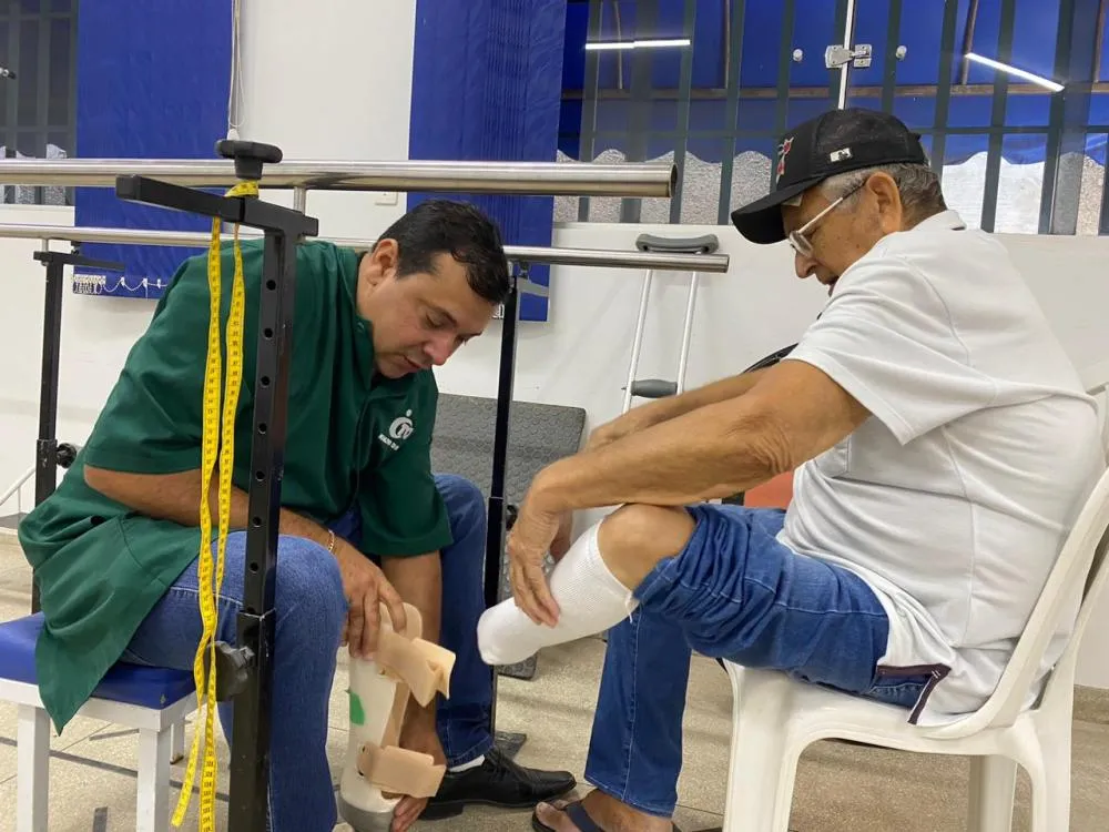 João Pessoa recebe prótese sob medida - Foto: Gláucia Mendes/Governo do Tocantins