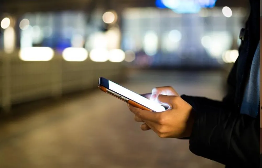 Ilustração mostra pessoa com celular na mão — Foto: Reprodução / Agência Tocantins 