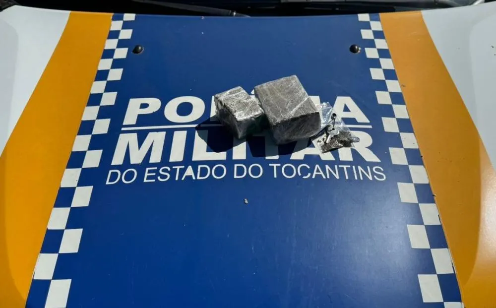 Com o suspeito, os militares apreenderam três pedaços de substância entorpecente análoga à maconha que juntos pesaram cerca de 530 gramas – Foto: Reprodução / Agência Tocantins