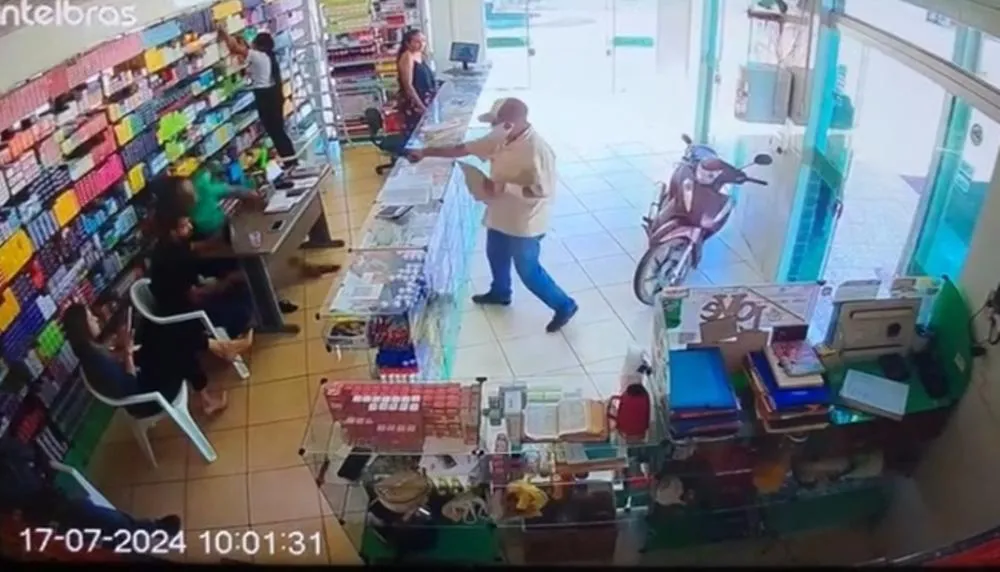 Uma câmera de segurança instalada no interior da farmácia registrou a ação do pistoleiro – Foto: Reprodução / Agência Tocantins