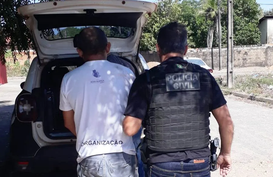 Após ser preso em cumprimento a um mandado de prisão, o professor foi levada para a delegacia da Polícia Civil – Foto: Divulgação / SSPTO