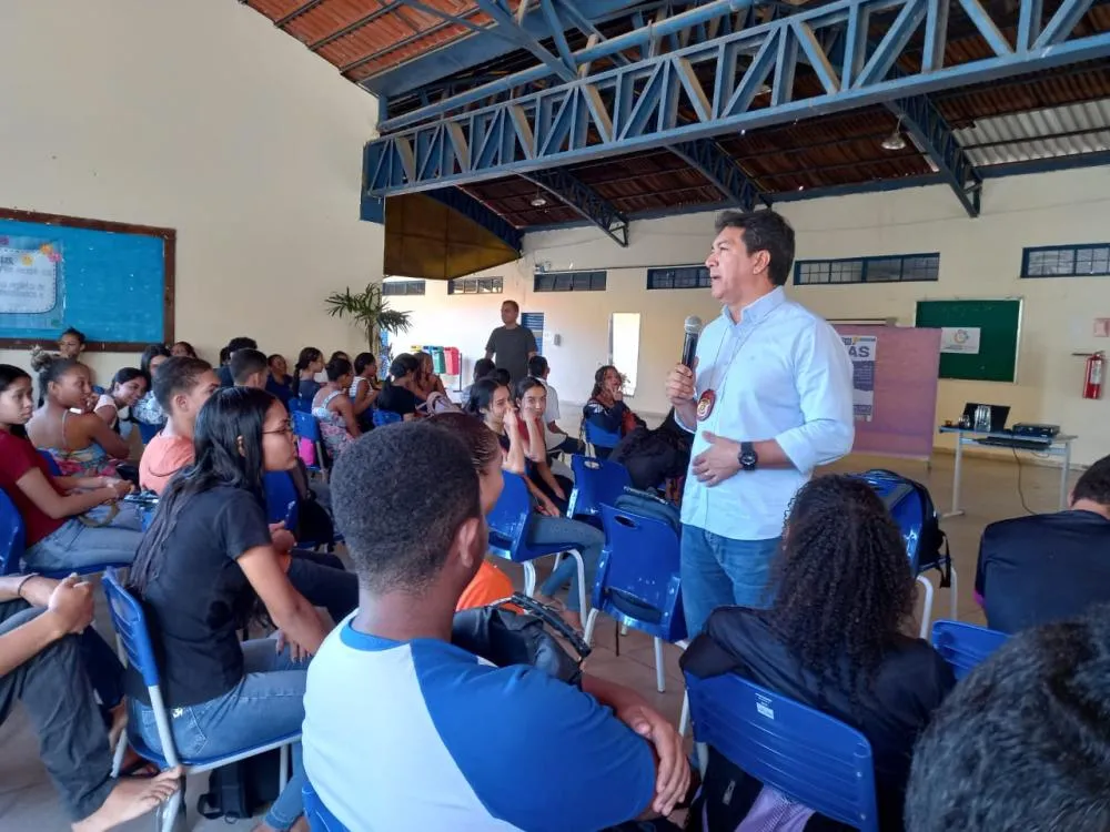 Delegado Charles Arruda abordou questões essenciais para ajudar jovens a identificar e combater a violência doméstica – Foto: Divulgação / SSPTO