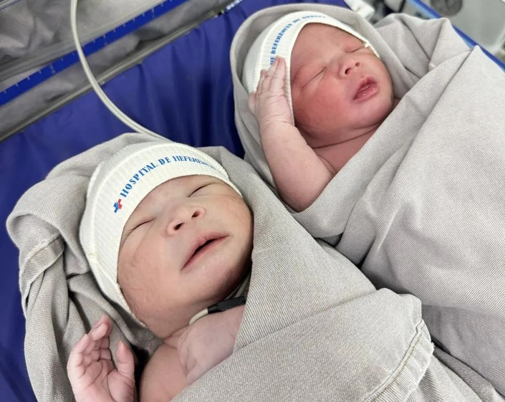 Gemelares recebem as touquinhas da iniciativa no HRG - Foto: Divulgação SES-TO