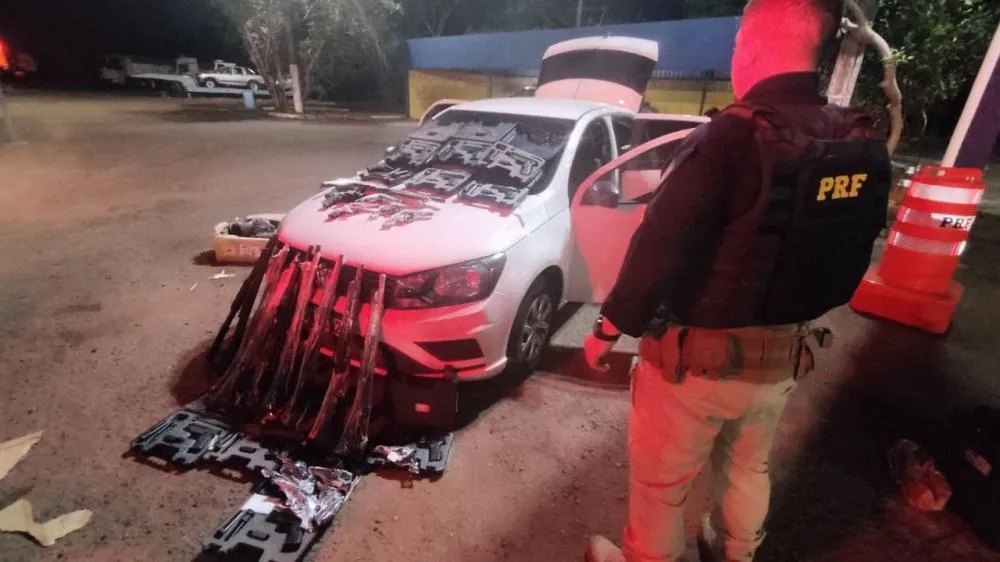 O arsenal estava sendo transportado no porta-malas de um veículo que foi abordado pela PRF na BR-153, em Gurupi — Foto: Divulgação / PRF-TO