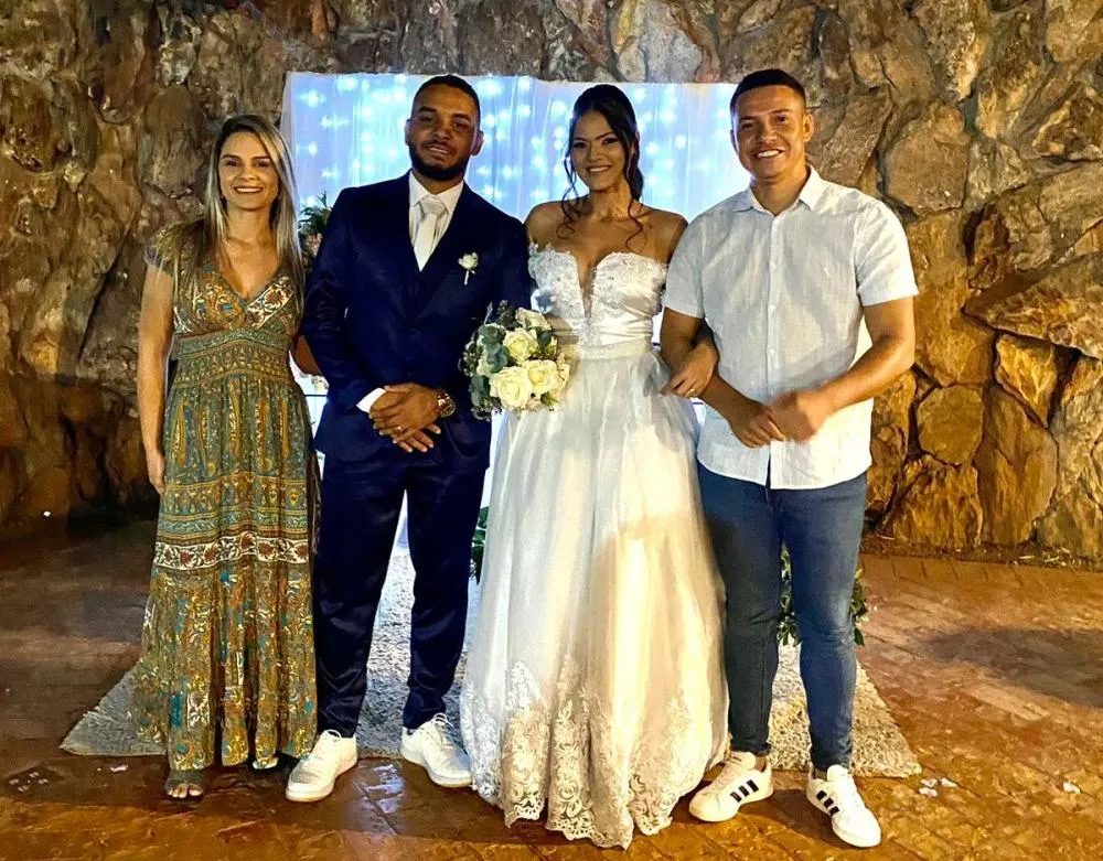 Em Goiânia, Candidato a prefeito de Combinado, Dione do Pastel prestigia casamento de Roger e Mônica - Foto: Divulgação 