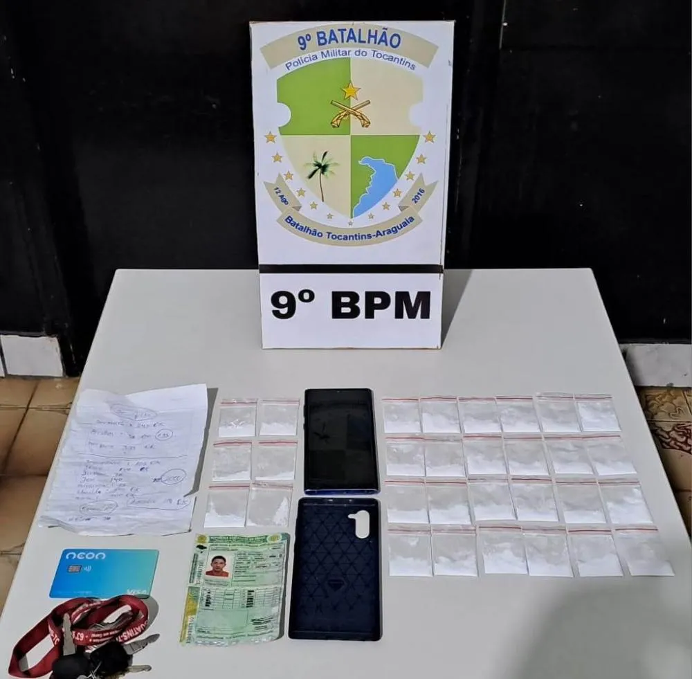 Com o suspeito os policiais militares do 9º BPM, o Guardião do Bico apreendeu vários papelotes com substância análoga à cocaína -– Foto: Reprodução / Agência Tocantins