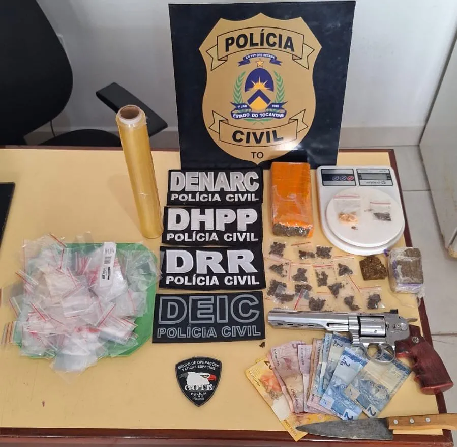 Drogas, simulacro e demais itens apreendidos pela Polícia Civil em Araguaína: Foto – Divulgação / SSPTO