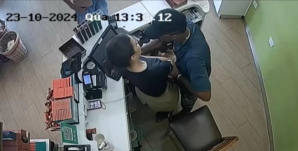 Eles entraram nas lojas se passando por clientes e após alguns minutos anunciaram os roubos - Foto: Reprodução 