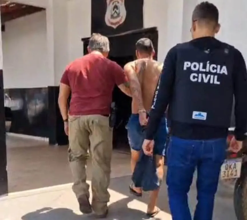 Homem sendo conduzido para a 3ª Central de Atendimento após ser preso em Praia Norte - Fotos: DICOM SSP TO 