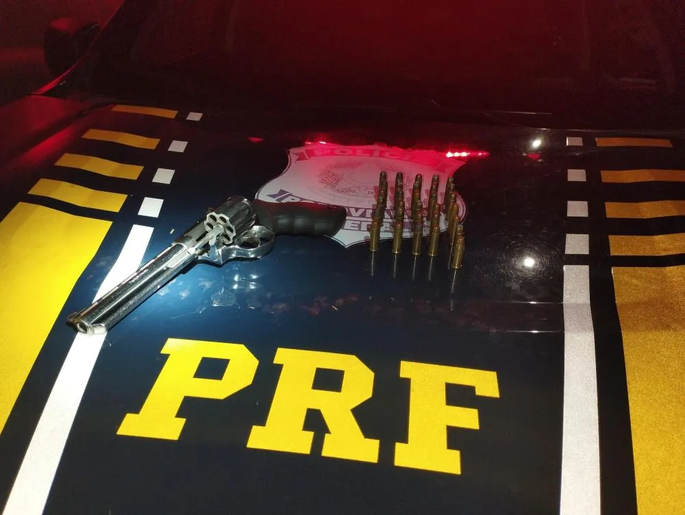 Revólver calibre .38, e munições do mesmo calibre apreendido pela PRF com o suspeito – Foto: Divulgação / PRF 