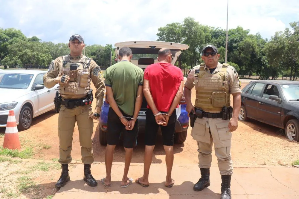 Os suspeitos foram presos após serem flagrados fazendo uso de substâncias entorpecentes na frente de uma residência localizada na área central da cidade – Foto: Alessandro Ferreira / Agência Tocantins