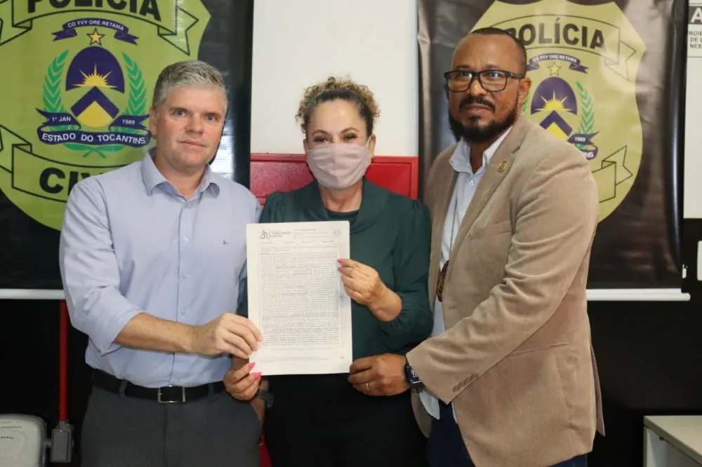 Prefeita Josi Nunes, delegado regional Joadelson Albuquerque e o delegado Roger Knewitz assinaram o documento de doação do terreno - Foto: Adrielly Calixto/Governo do Tocantins