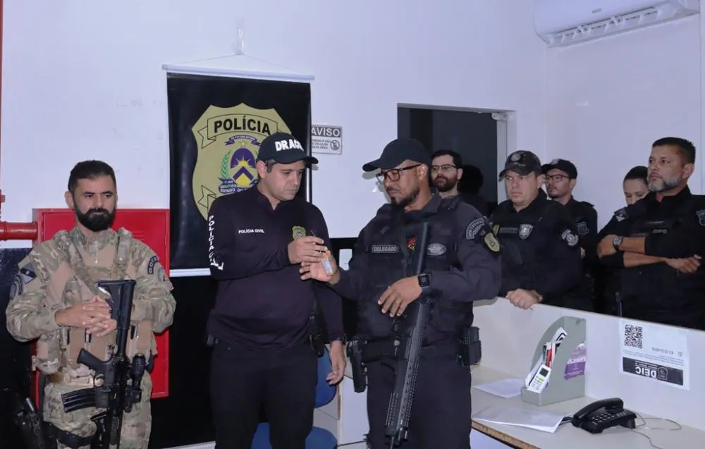 Delegado e diretor da DRACCO, Afonso Lyra, entrega a chave da nova viatura ao delegado regional de Gurupi, Joadelson Albuquerque - Foto: Luiz de Castro/Governo do Tocantins