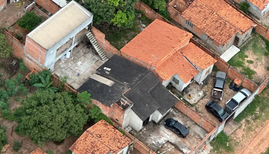 A aeronave do GRAER realizou o sobrevoo de monitoramento e identificou os veículos suspeitos em uma residência - Foto: Ascom PMTO