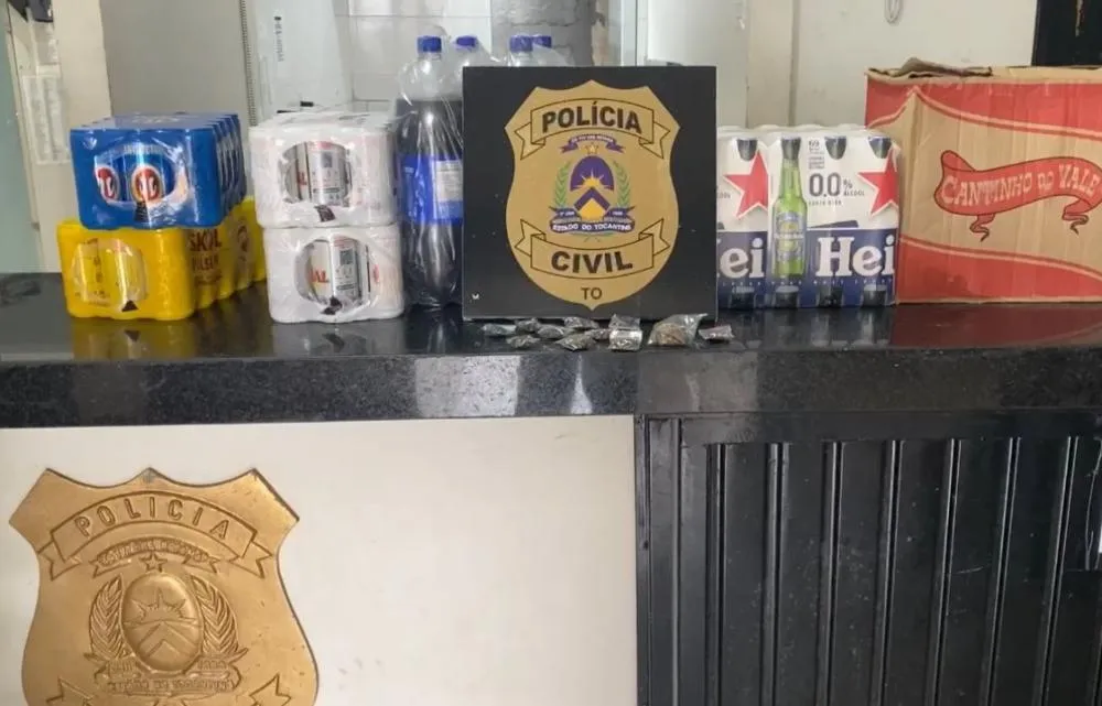 Bebidas, aparelhos de ar-condicionado, além de uma certa quantidade de drogas apreendidos com o suspeito – Foto: Divulgação / SSPTO