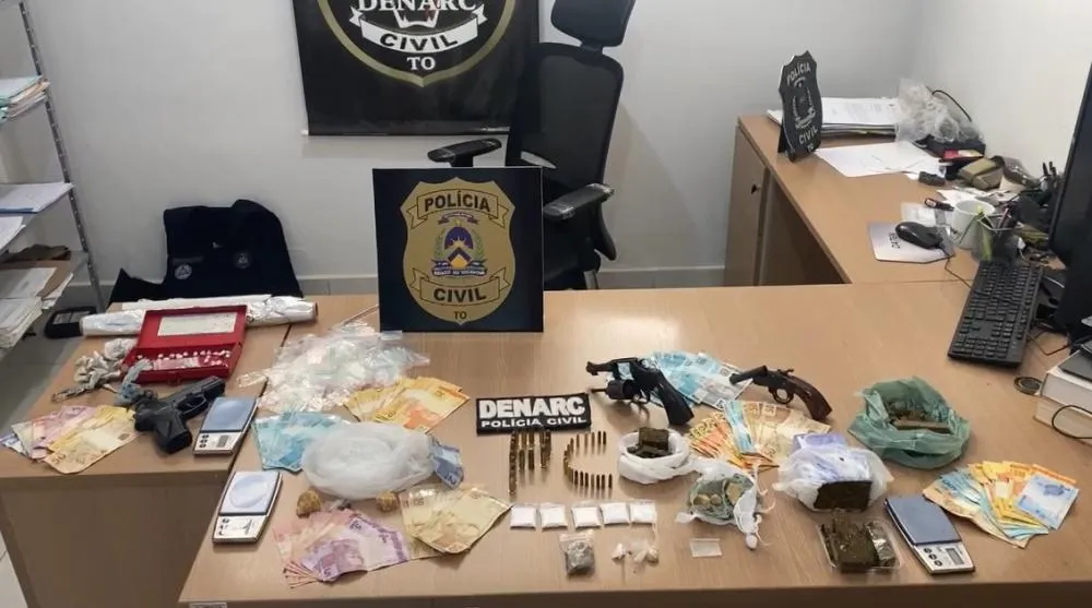 Armas, dinheiro e drogas apreendidos durante a operação - Foto: Luiz Ernandes