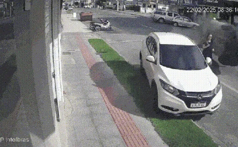Mulher escapa de ser atingida por carro em Braço do Norte-SC - Foto: g1