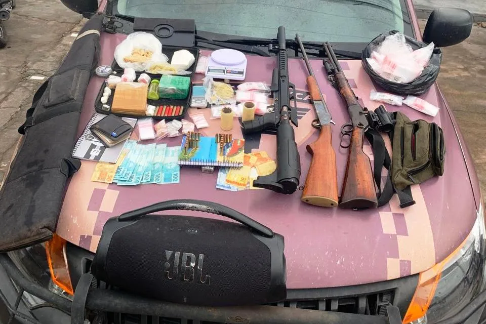 Drogas, armas e demais objetos de procedência ilícita apreendidos com o suspeito – Foto: Reprodução / Agência Tocantins