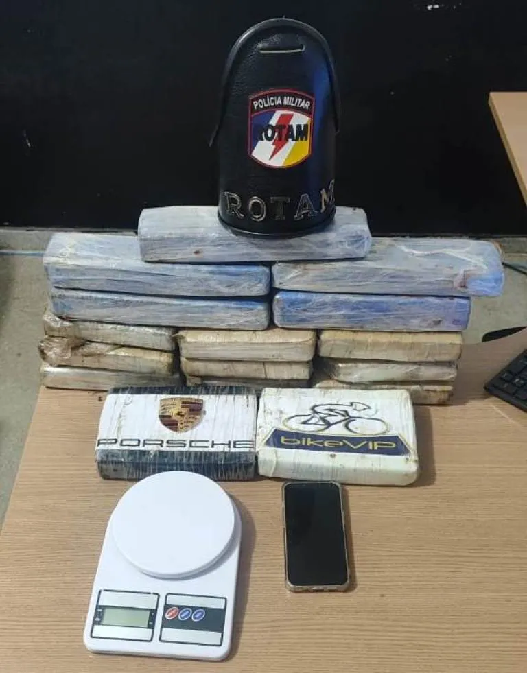 Substâncias entorpecentes, aparelho celular e balança de precisão apreendidas com o suspeito na Polícia Militar – Foto: Reprodução / Agência Tocantins