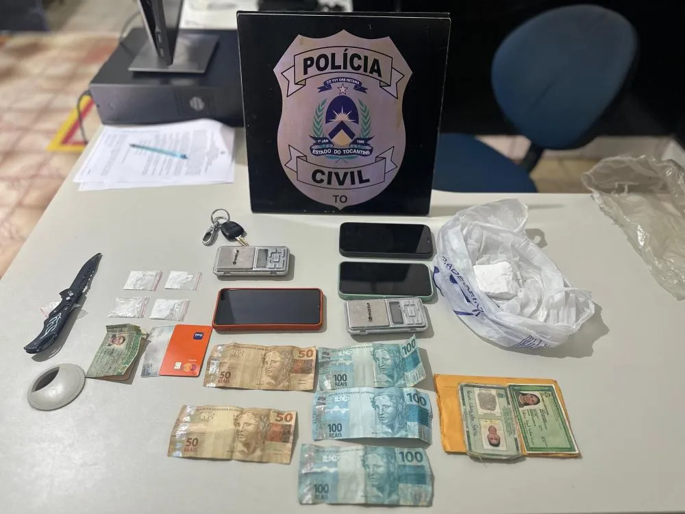 Dinheiro, drogas e demais itens apreendidos pela Polícia Civil durante operação em Araguatins. - Foto Divulgação PCTO 