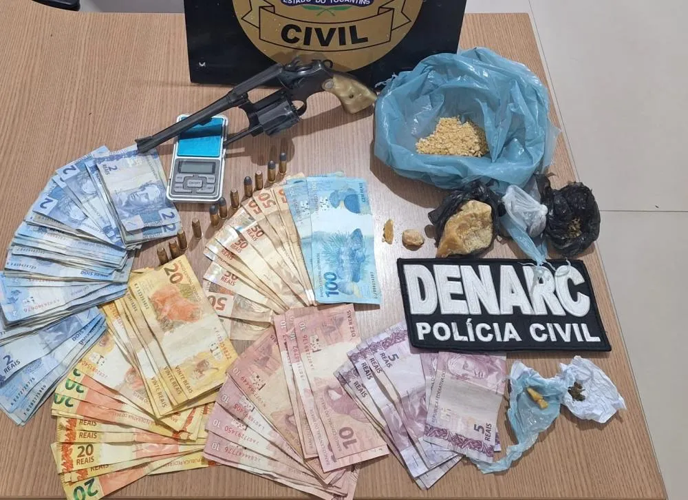 Os policiais apreenderam várias porções de drogas, mais de R$ 1,5 mil em espécie, um revólver e munições - Foto: Divulgação