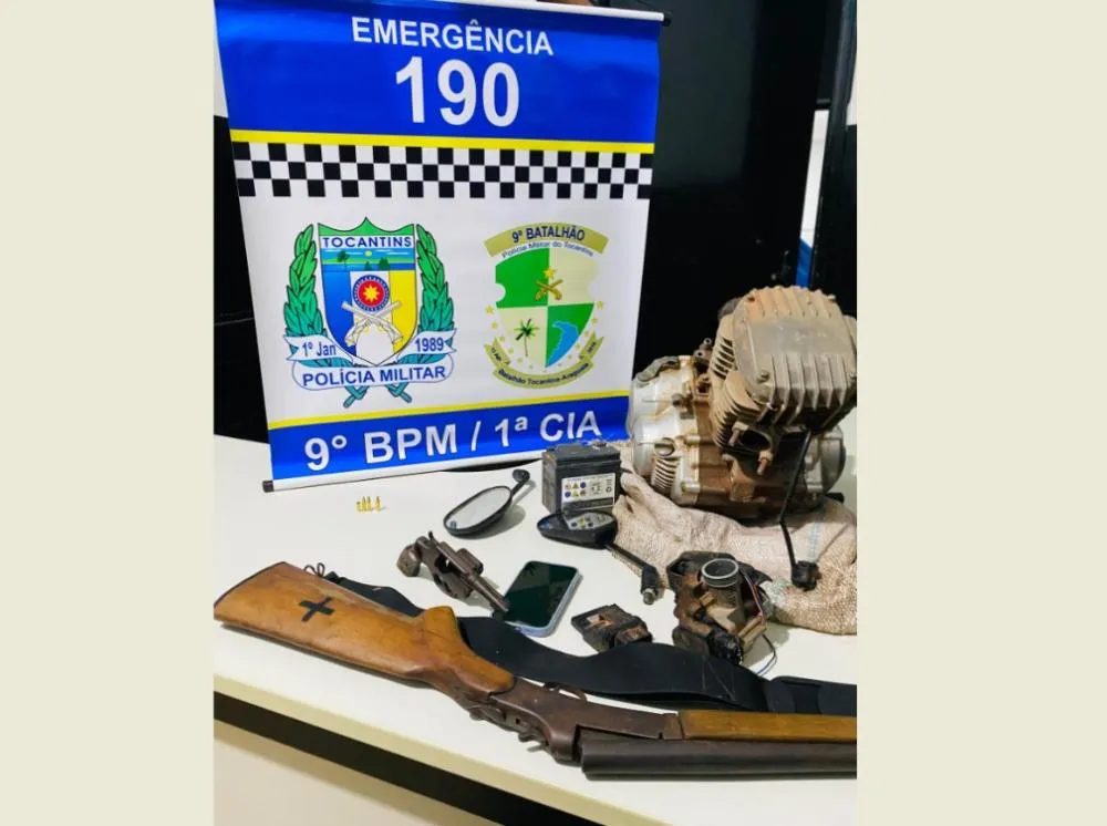 Armas de fogo, dinheiro, motor e peças da motocicleta que estavam sendo transportadas pelos suspeitos – Foto: Ascom 9º BPM