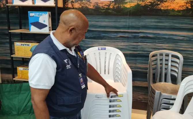 Técnicos da área de Qualidade da AEM fiscalizam cadeiras monobloco no comércio do Tocantins - Foto: Brenda Ramos/Governo do Tocantins