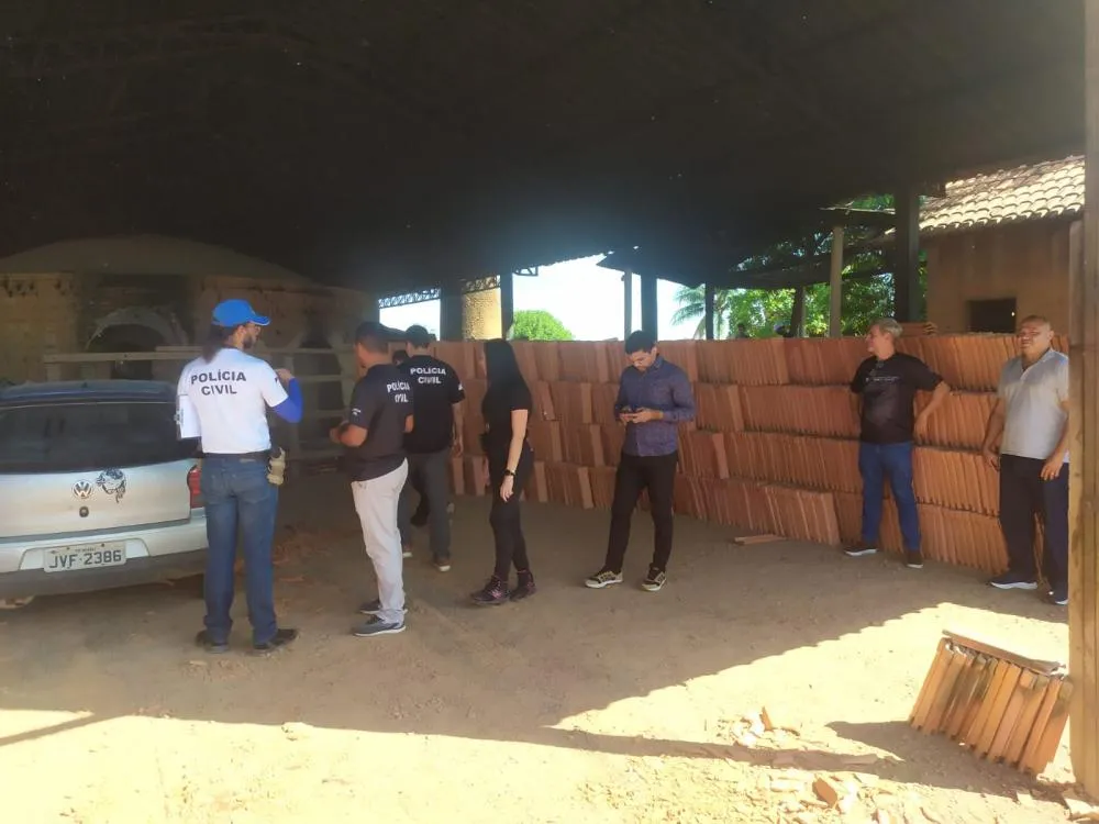  Policiais Civis e peritos foram colocados na cerâmica de propriedade do suspeito para vestígios raros - Foto: DICOM SSP TO