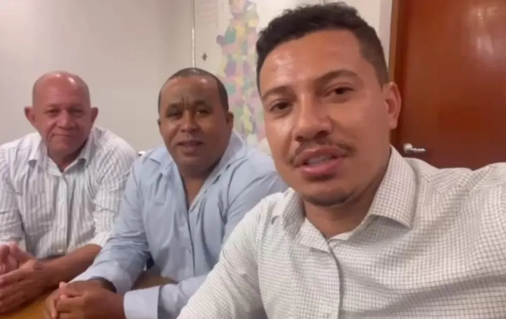 Acompanhado do presidente da Câmara Municipal, vereador Eli Pereira e do vereador Marlucio Ramos – Foto: Reprodução / Agência Tocantins