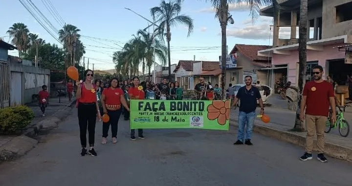 Integrantes da Rede de Proteção à Criança e ao Adolescente am uma caminhada pelas ruas da cidade - Foto: Divulgação PC/TO