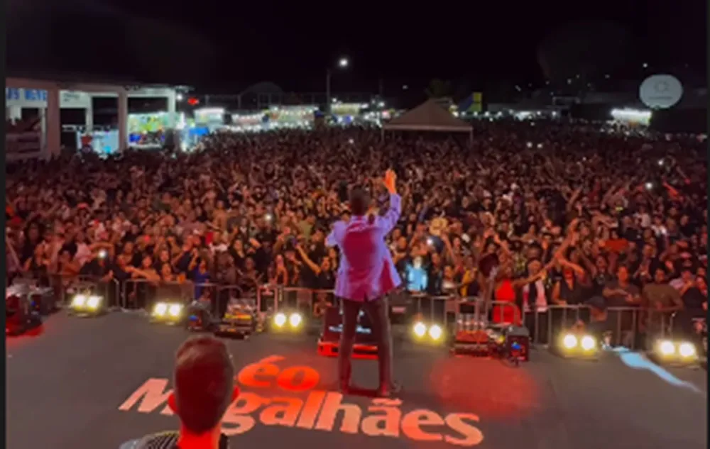 A atração principal das festividades foi o show do cantor Léo Magalhães, que reuniu cerca de 20 mil pessoas neste sábado, 31 – Foto: Reprodução / Agência Tocantins